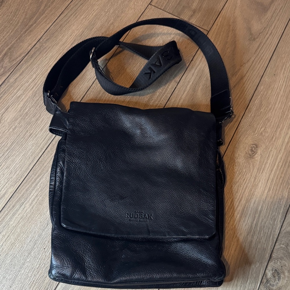 RUDSAK Black Leather Messenger Bag